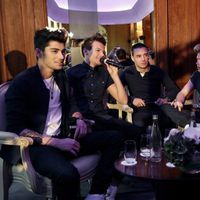 One Direction durante una conferencia en París 