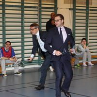 Daniel de Suecia jugando al badminton durante su visita a una escuela