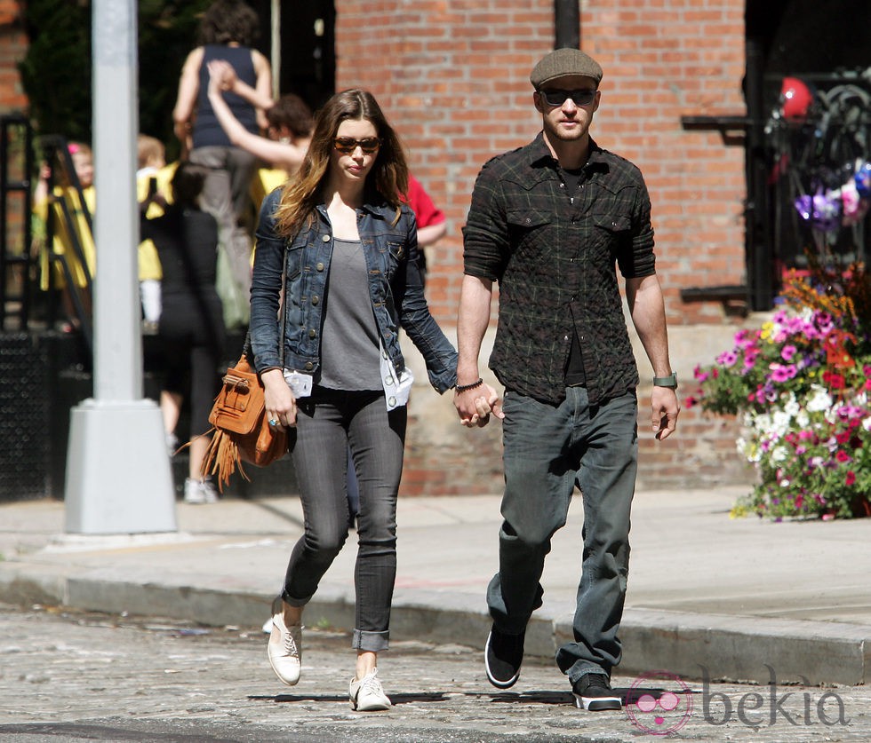 Justin Timberlake y Jessica Biel cogidos de la mano