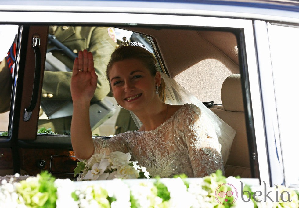 Stéphanie de Lannoy saluda desde el coche de camino a su boda con Guillermo de Luxemburgo