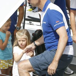 La Infanta Leonor coge de la mano al Príncipe Felipe en el segundo día de regatas 2011