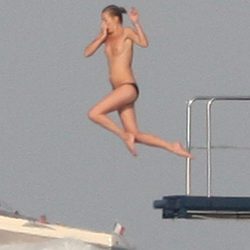 Kate Moss con el pecho desnudo
