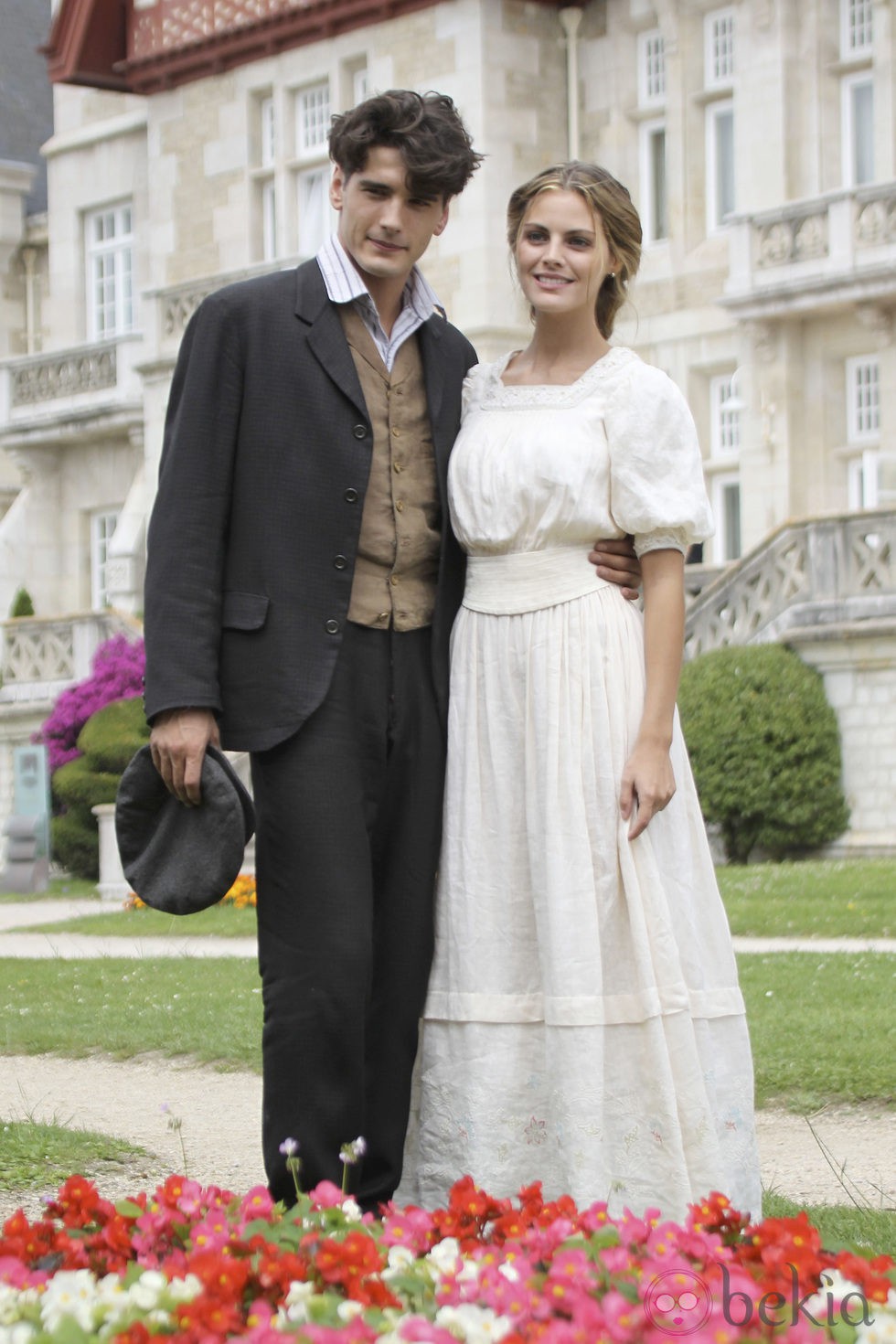 Yon González y Amaia Salamanca en la presentación de la serie 'Gran Hotel'