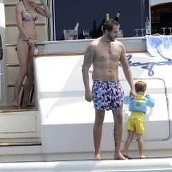 Blanca Cuesta, Borja Thyssen y su hijo a bordo de un barco en Ibiza