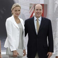 Alberto y Charlene de Mónaco acuden a una exposición sobre Casas Reales