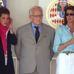 Carlota Casiraghi junto a Rainiero y Carolina de Mónaco en 2000