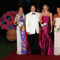 Los hermanos Grimaldi y Charlene de Mónaco en el Baile de la Cruz Roja 2011
