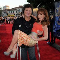 Dot Jones coge en brazos a Kathy Griffin