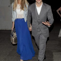 Delta Goodrem y Nick Jonas felices y sonrientes en Los Angeles