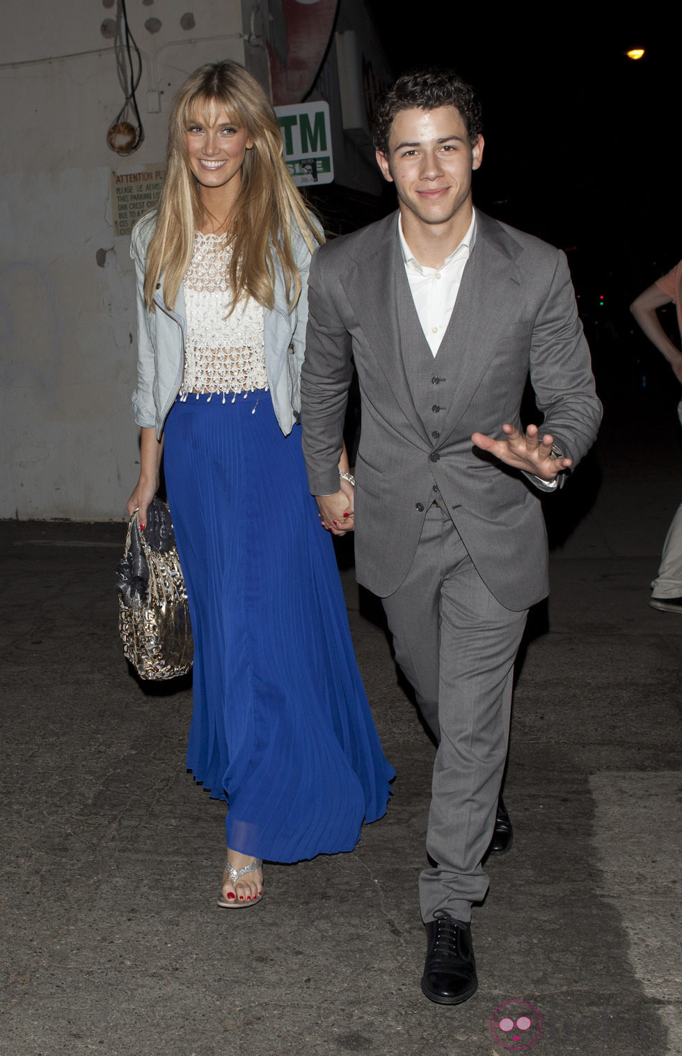 Delta Goodrem y Nick Jonas felices y sonrientes en Los Angeles
