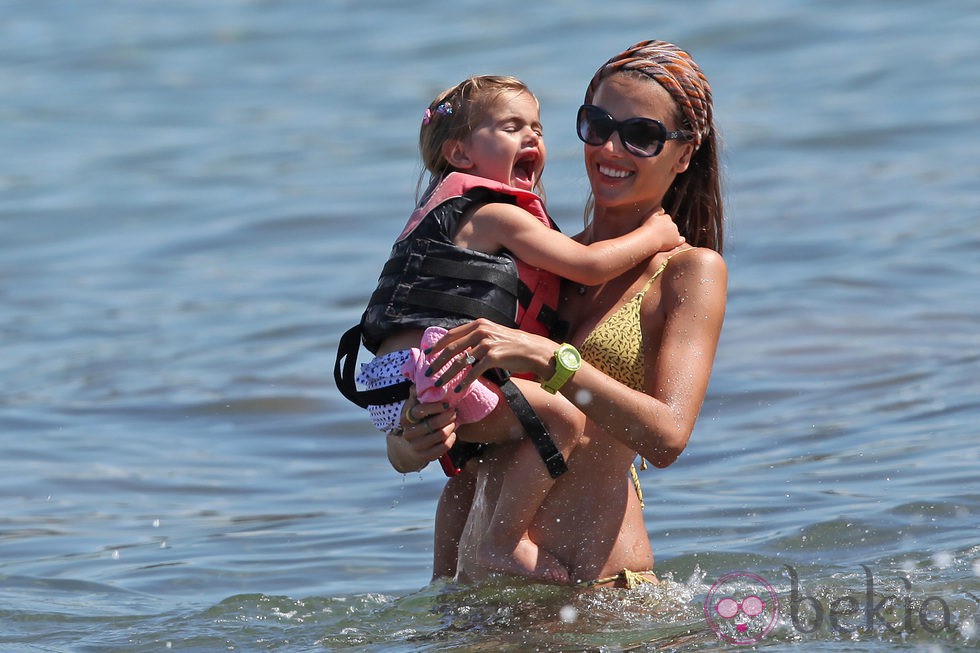 Alessandra Ambrosio y su hija Anja en Hawai