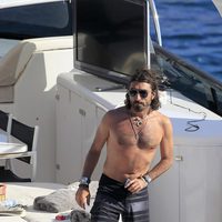 Javier Hidalgo luce pecho desnudo en alta mar