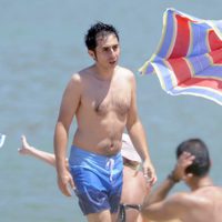 Berto Romero con el torso desnudo