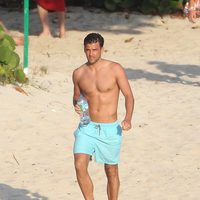 Johannes Huebl con el torso desnudo