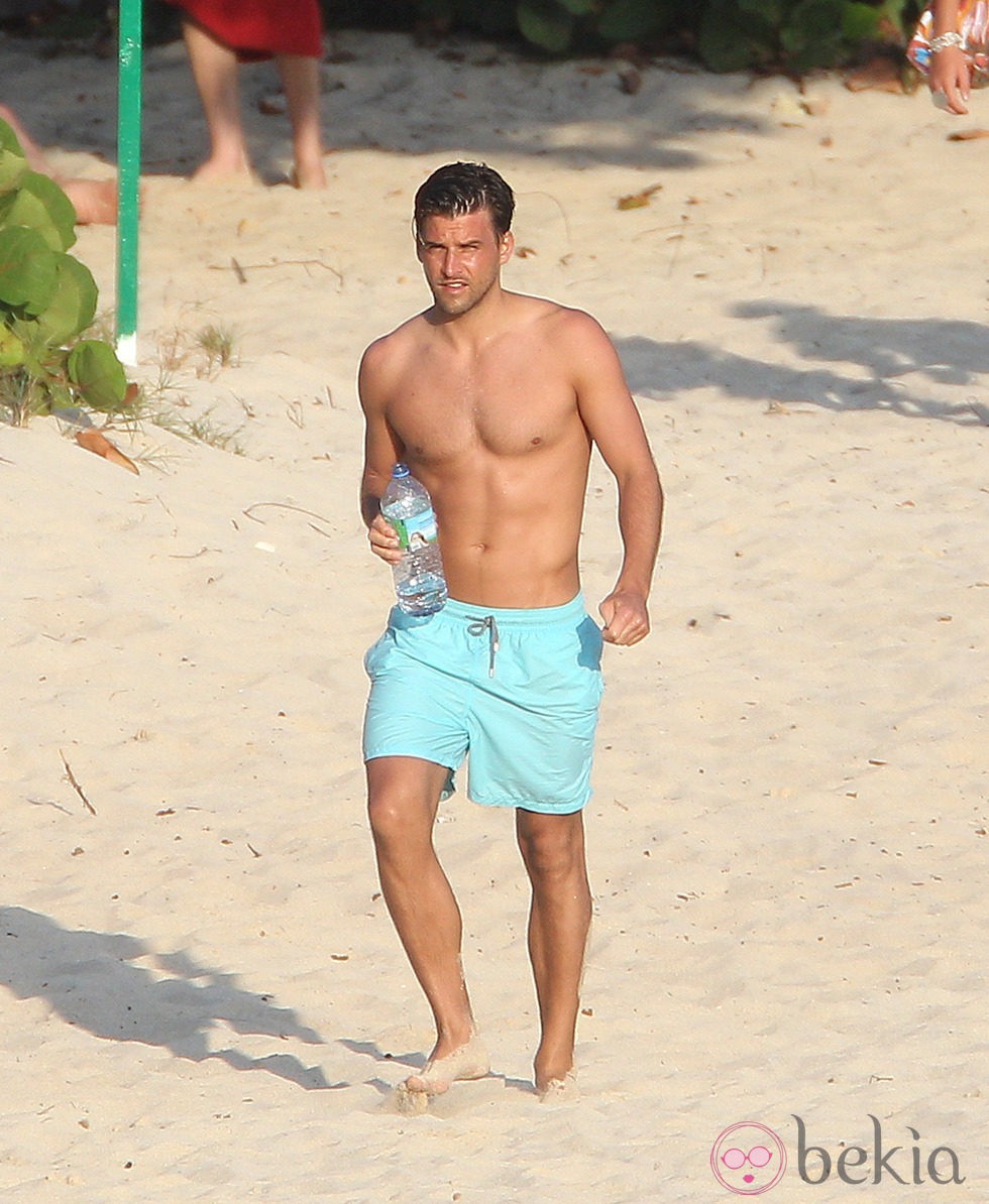 Johannes Huebl con el torso desnudo