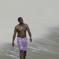 Puff Daddy con el torso desnudo junto al mar