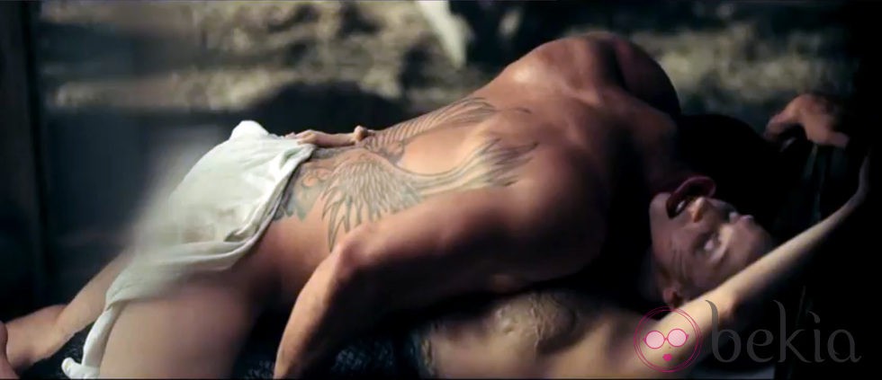 Lady Gaga mantiene sexo con un hombre en el videoclip 'You and I'