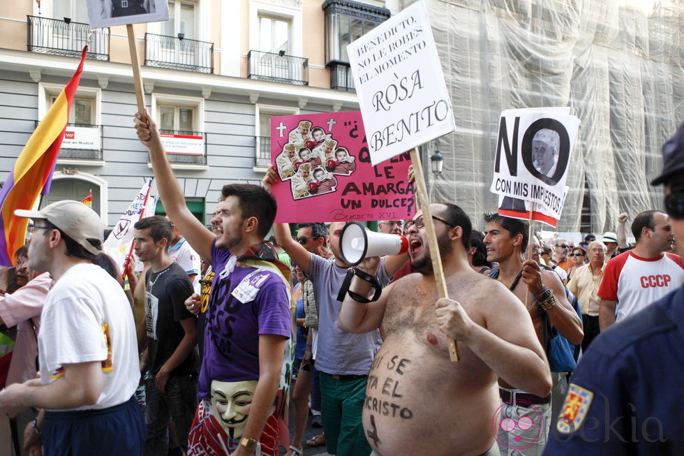 Rosa Benito, protagonista de una pancarta de la marcha laica