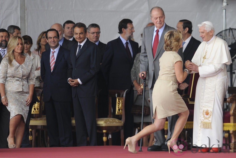 Esperanza Aguirre saluda con fervor al Papa Benedicto XVI en Madrid