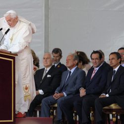 El viento juega una mala pasada al Papa mientras lee un discurso en Madrid-Barajas