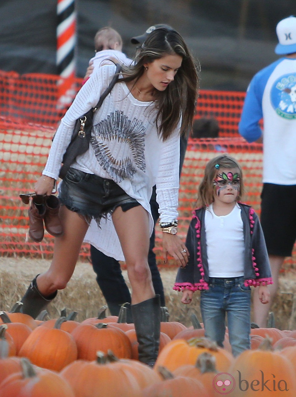 Alessandra Ambrosio con su hija Anja disfrutando de las calabazas