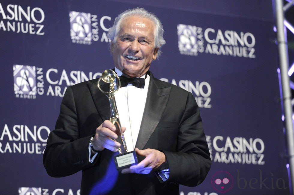 Palomo Linares posando junto a su Antena de Oro 2012