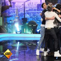 Los One Direction abrazan a Pablo Motos antes de despedirse de 'El hormiguero'
