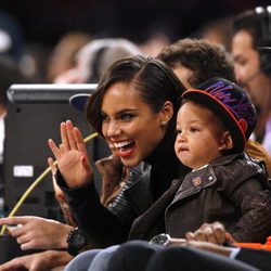Alicia Keys con su hijo en un partido de la NBA