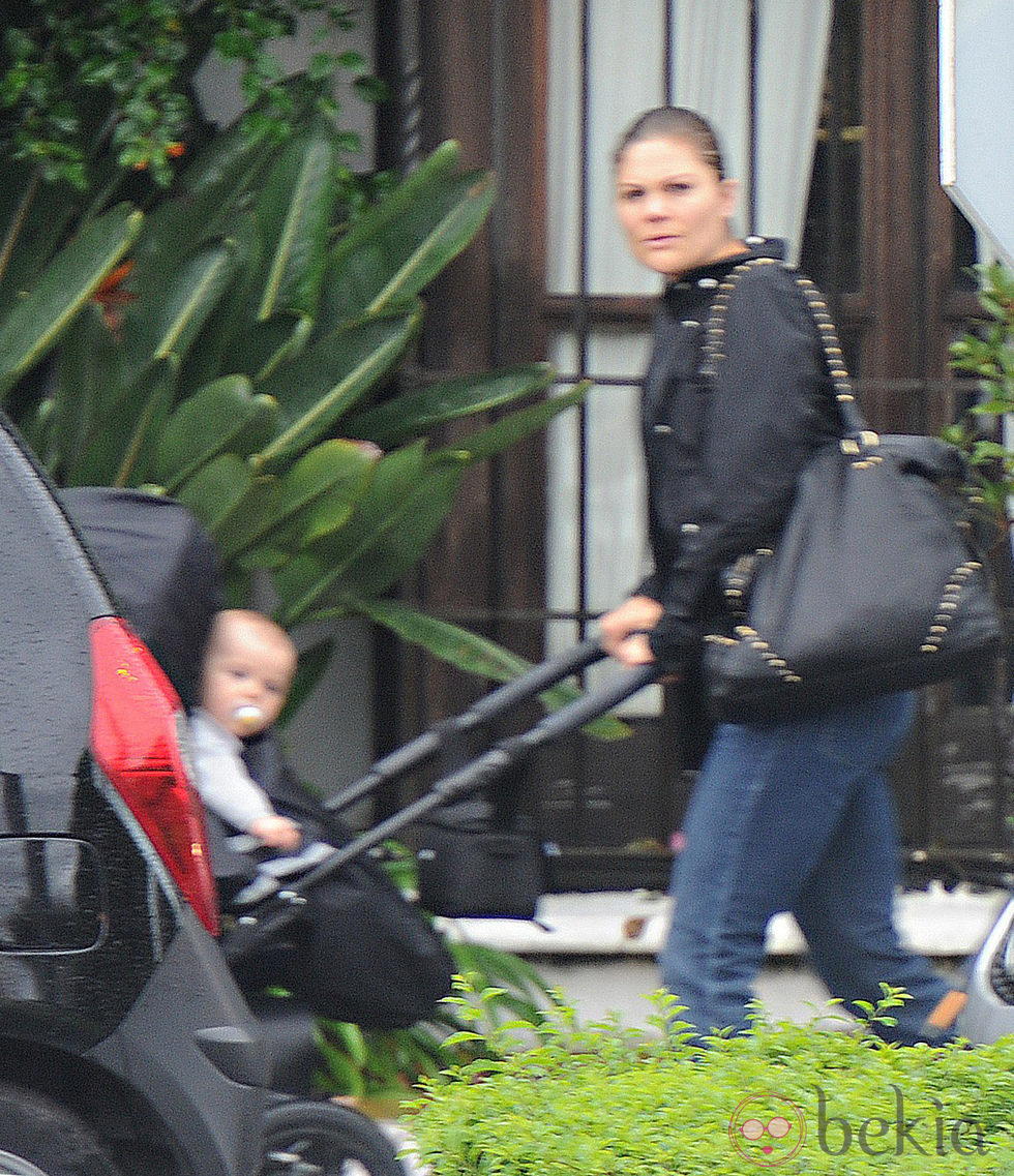Victoria de Suecia empuja el carrito de su hija Estela en Marbella
