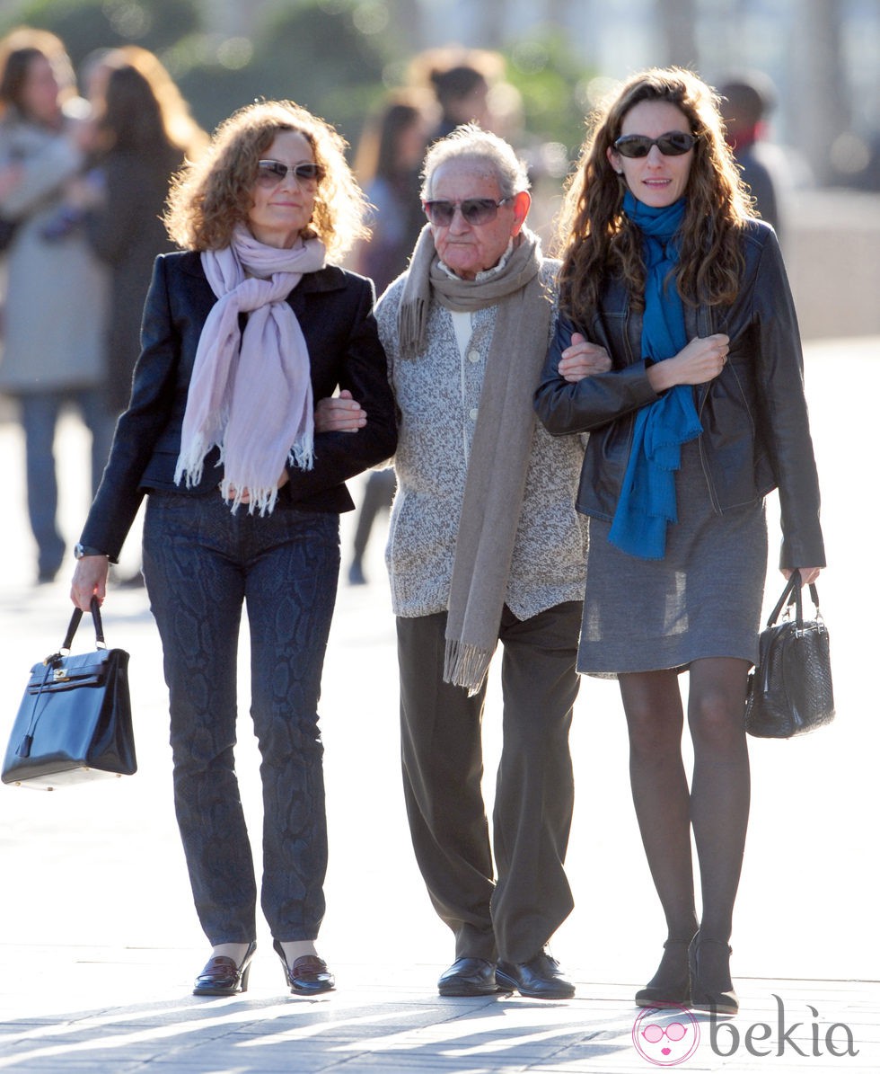 Telma Ortiz pasea por Barcelona con su madre Paloma Rocasolano y su abuelo