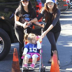 Ariel Winter de 'Modern Family' y su hermana dando un paseo