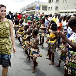 Mary de Dinamarca durante su visita a Mozambique