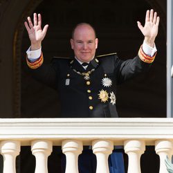 Alberto de Mónaco saludando desde el balcón en el Día Nacional de Mónaco 2012