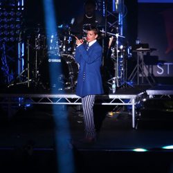 Rihanna cantando tras encender las luces de Navidad del centro comercial Westfield