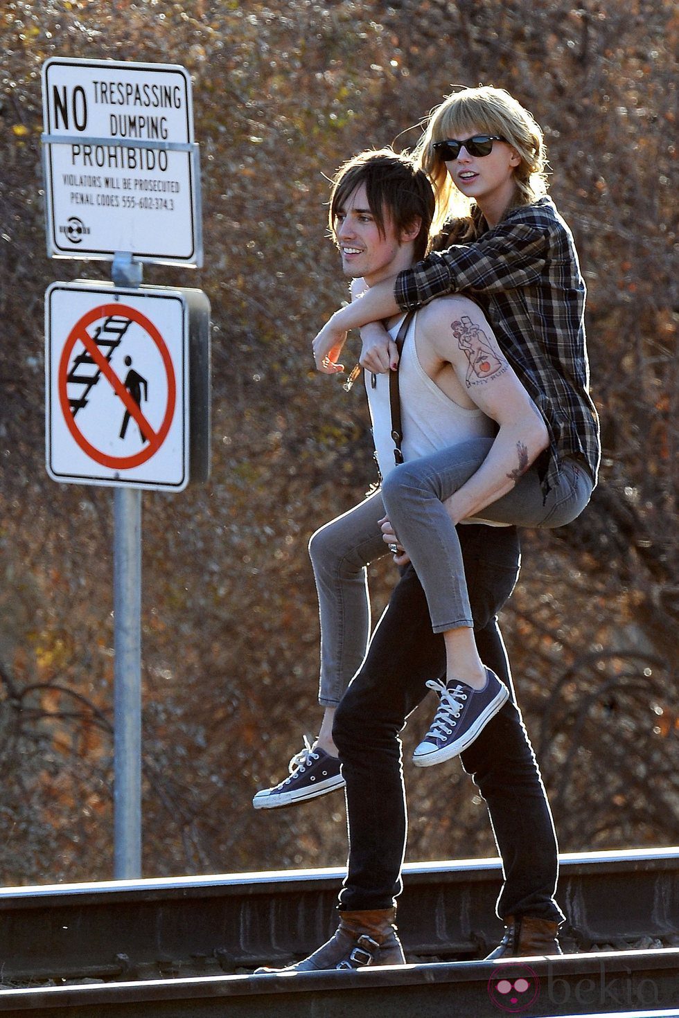 Taylor Swift y un misterioso acompañante protagonizan esta imagen del rodaje de su nuevo clip 'I Knew You Were Trouble'