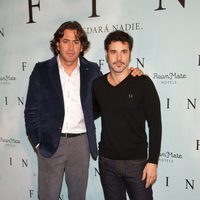 Antonio Garrido y Miquel Fernández en el photocall de 'Fin' en Madrid
