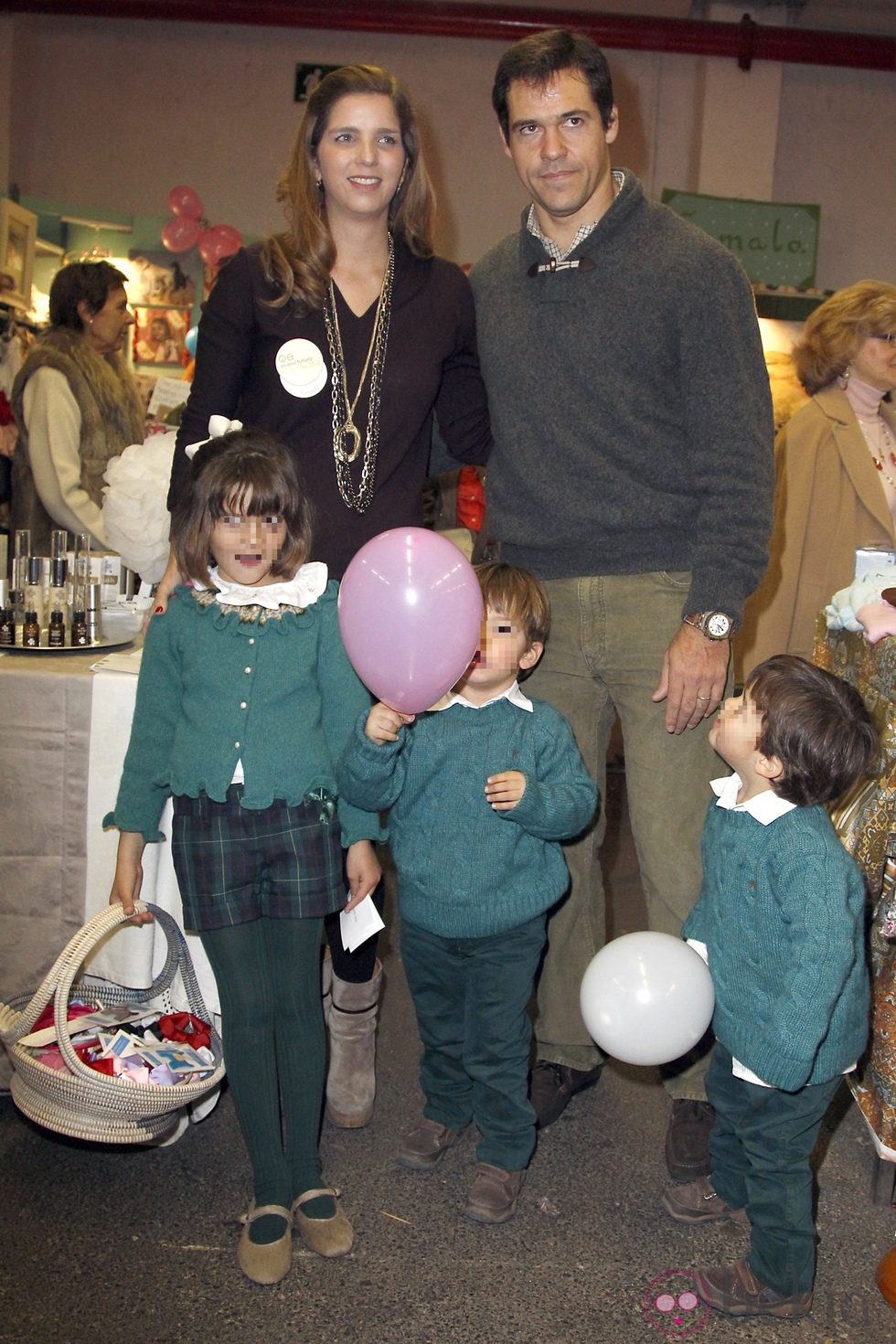 Luis Alfonso de Borbón y Margarita Vargas con sus hijos en el Rastrillo 2012