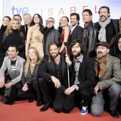 Reparto de 'Isabel' celebrando el último capítulo de la primera temporada