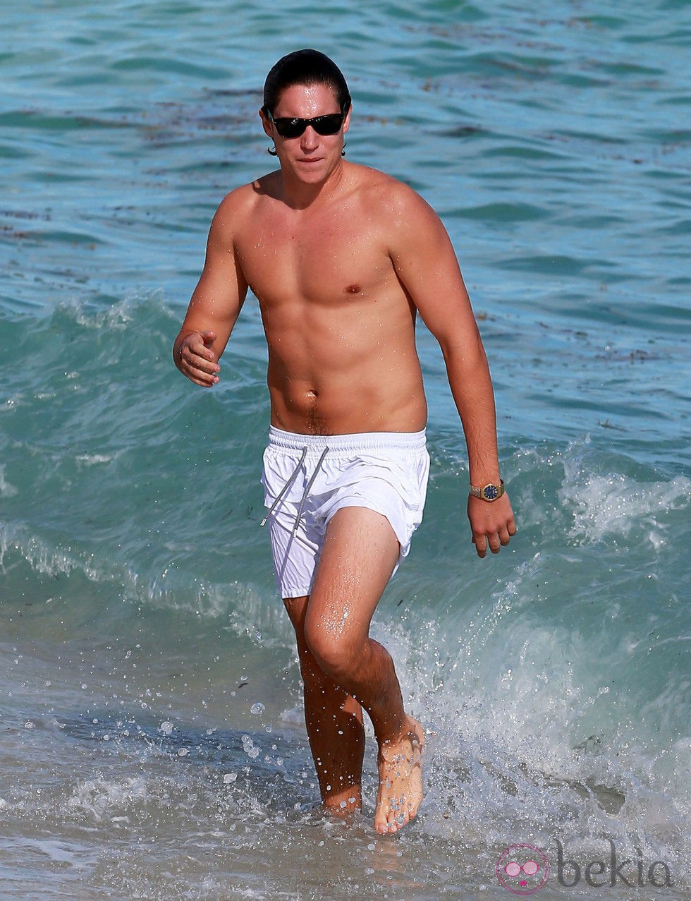 Vito Schnabel con el torso desnudo
