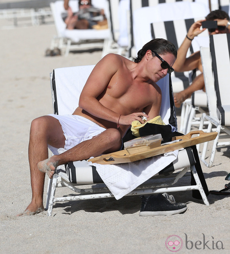 Vito Schnabel descansando y leyendo en las playas de Miami Beach