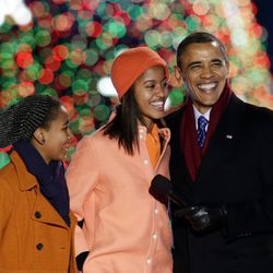 Barack Obama, Sasha y Malia cantando en el encendido de luces del árbol de navidad