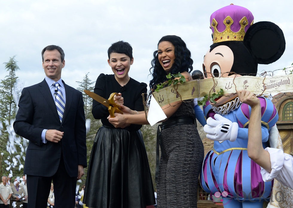 Ginnifer Goodwin y Jordin Sparks en la apertura de lo nuevo de New Fantasyland