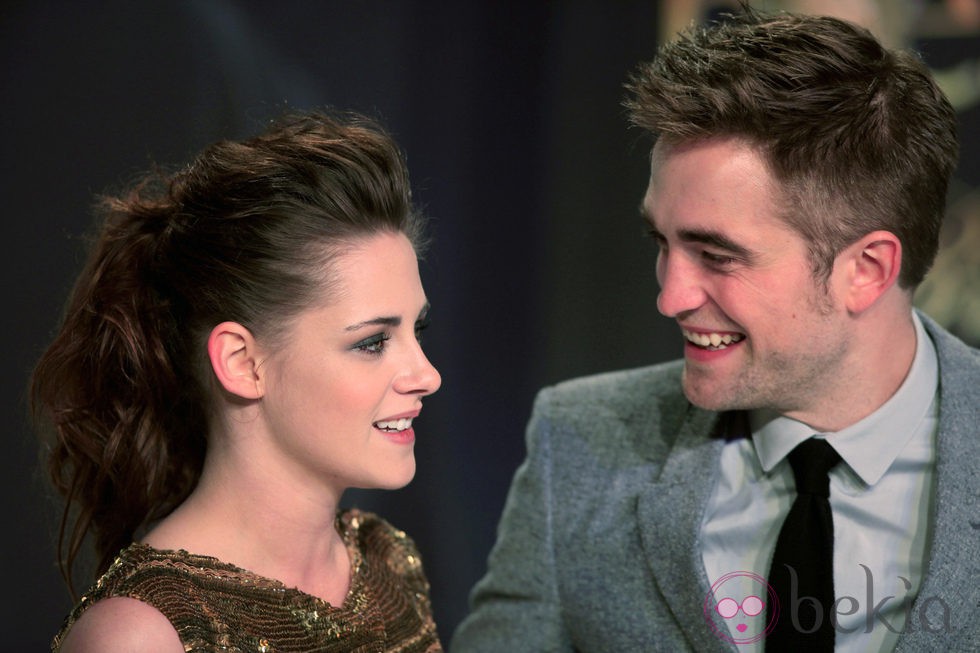 Kristen Stewart y Robert Pattinson intercambian cómplices miradas
