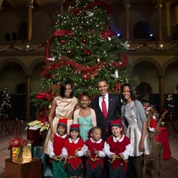 Barack y Michelle Obama junto a Sasha y Malia con los expacientes del Centro Médico Infantil