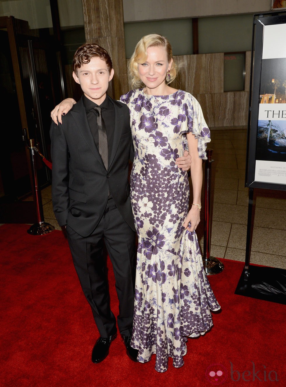 Naomi Watts y Tom Holland en el estreno de 'Lo imposible' en Los Ángeles