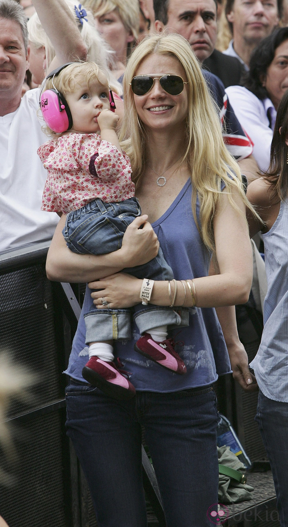 Gwyneth Paltrow con su hija Apple en brazos