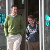 Iñaki Urdangarín y su hijo Juan a la salida de un partido de balonmano