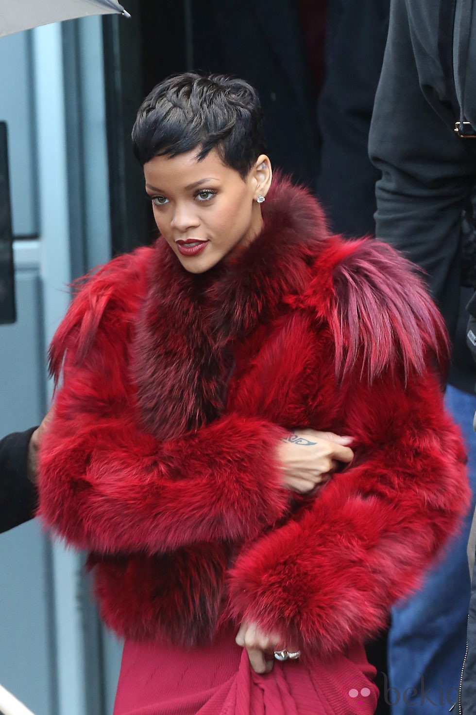 Rihanna en Paris con un abrigo de pelo rojo intenso
