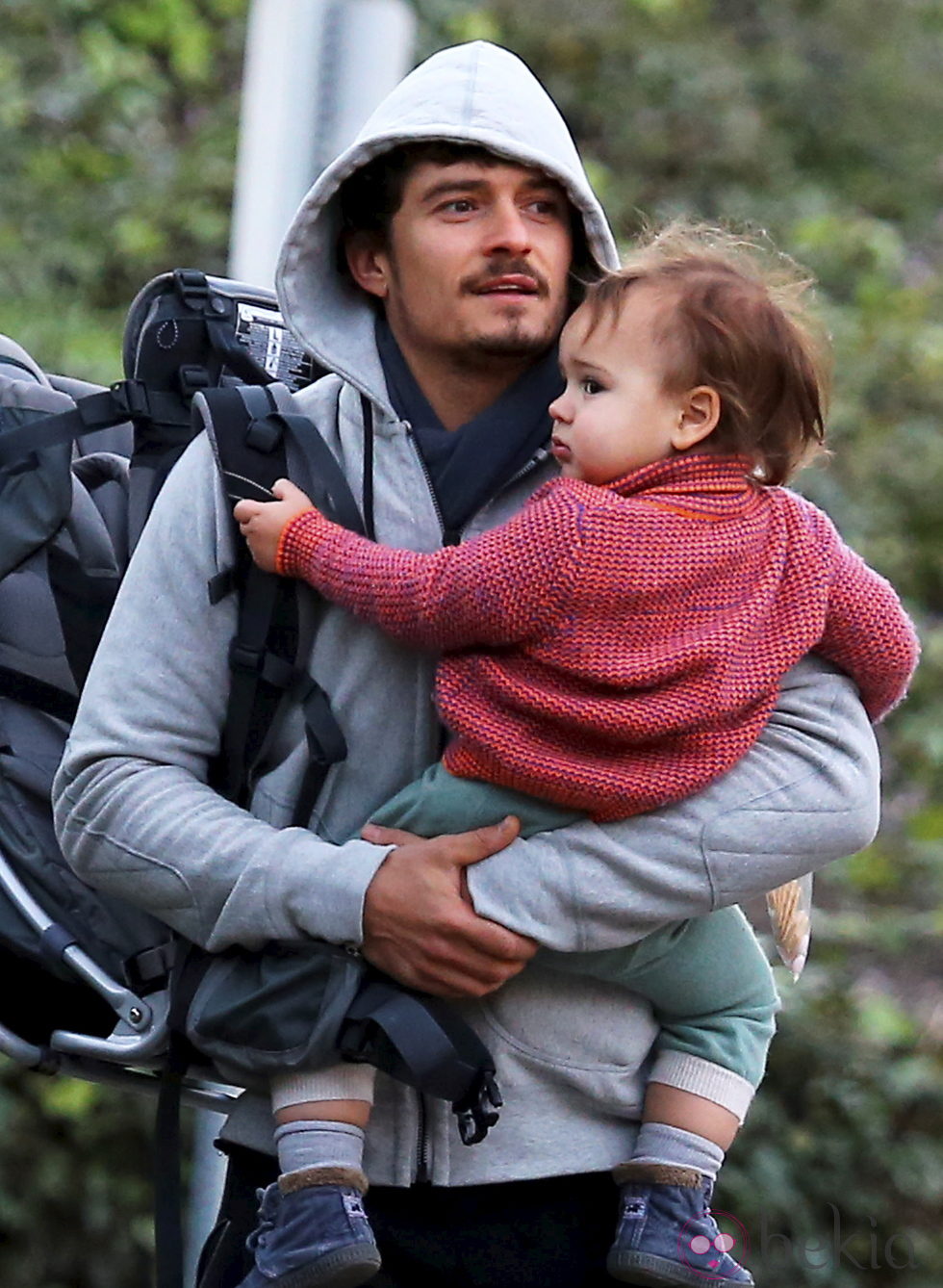 Orlando Bloom con su hijo Flynn en brazos