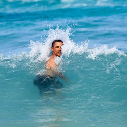 Barack Obama bañándose en el mar en Hawai